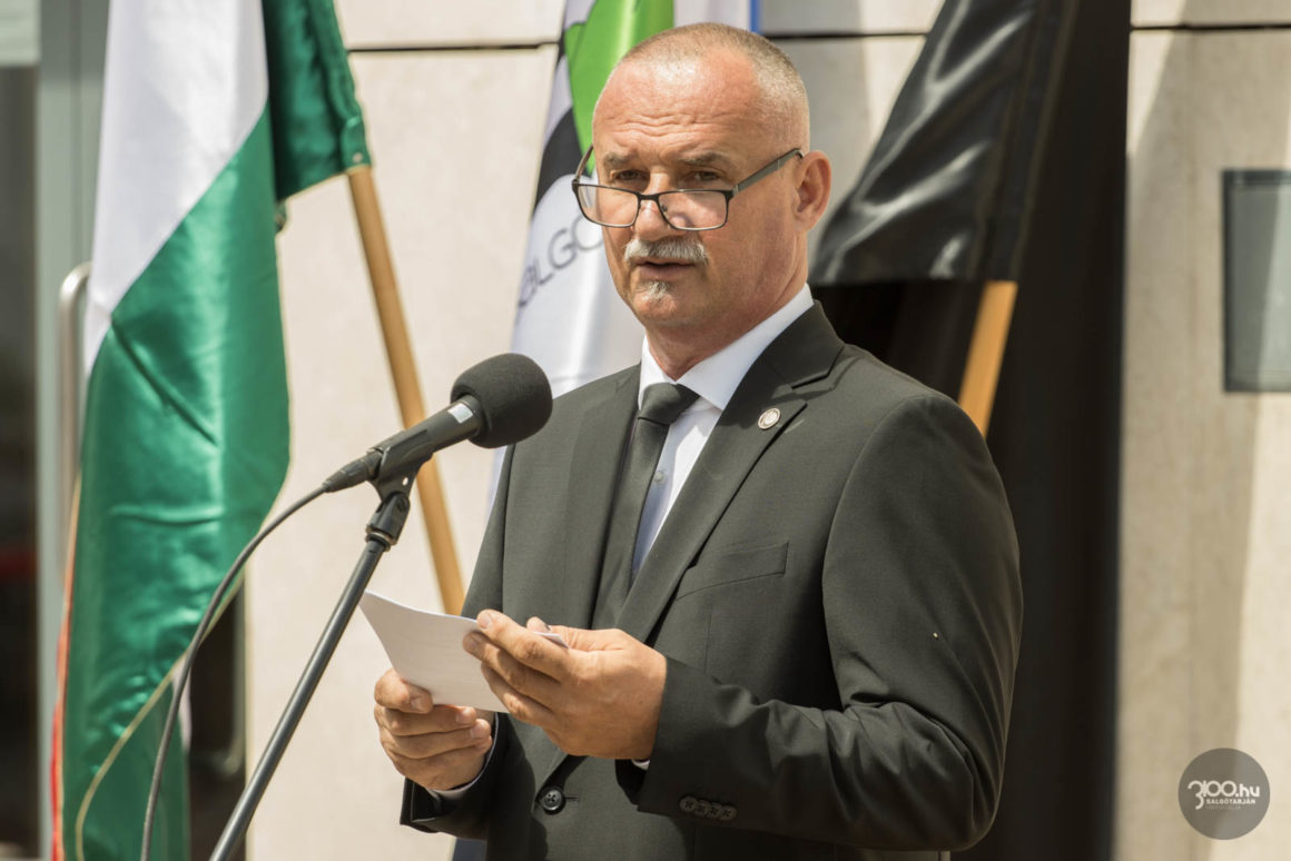 3100.hu Fotó: Fekete Zsolt polgármester beszédet mond a holokauszt salgótarjáni áldozataira emlékező eseményen