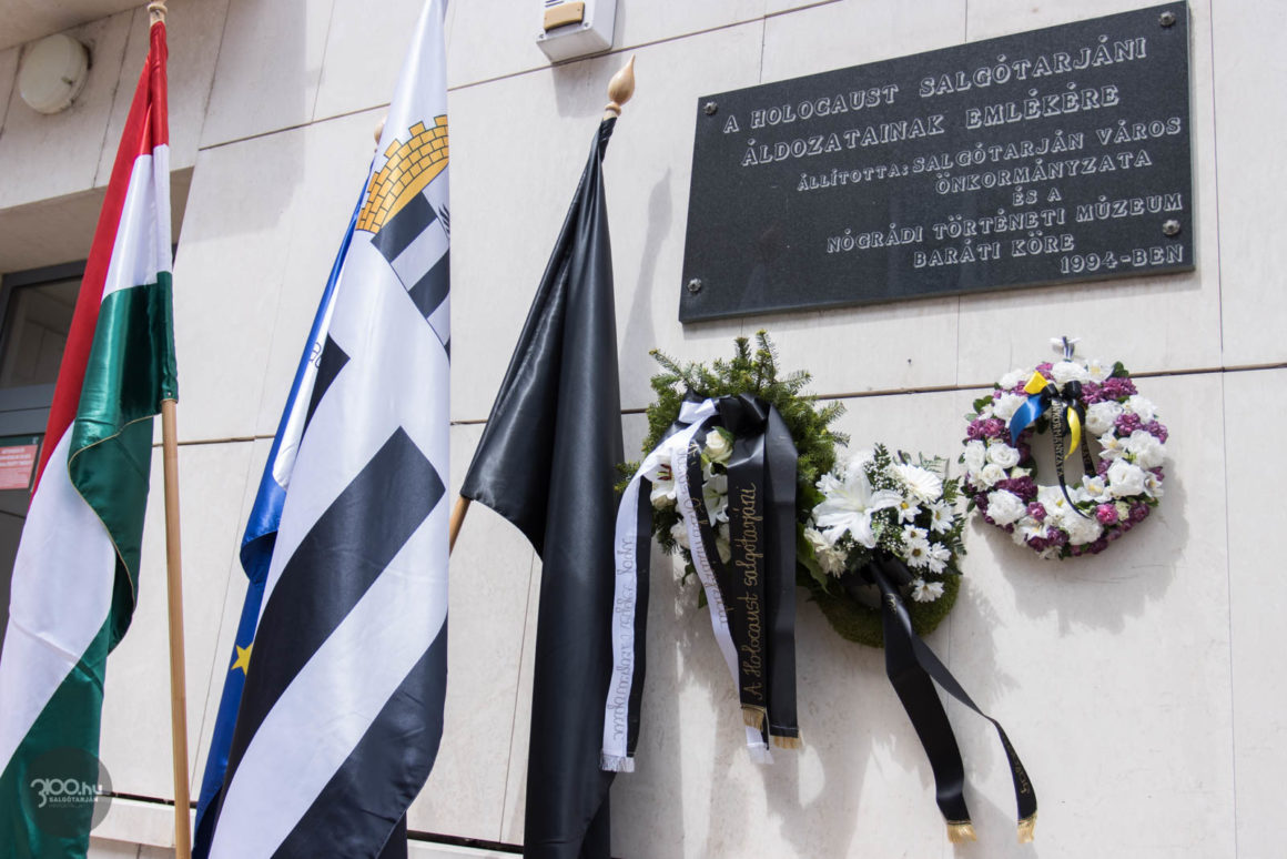 3100.hu Fotó: A holokauszt salgótarjáni áldozataira emlékeztek a főposta falán található emléktáblánál