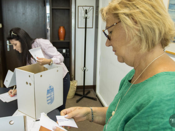 3100.hu Fotó: Szavazólapi sorrendet sorsolnak a Salgótarjáni Helyi Választási Bizottság hétfő délutáni ülésén
