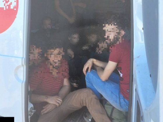 Az embercsempészek összesen 60 szír, illetve afgán állampolgárt akartak átjuttatni autóikban a határon (Fotó: Nógrád Megyei Rendőr-főkapitányság)