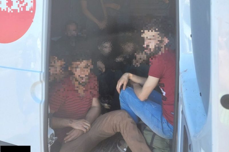 Az embercsempészek összesen 60 szír, illetve afgán állampolgárt akartak átjuttatni autóikban a határon (Fotó: Nógrád Megyei Rendőr-főkapitányság)