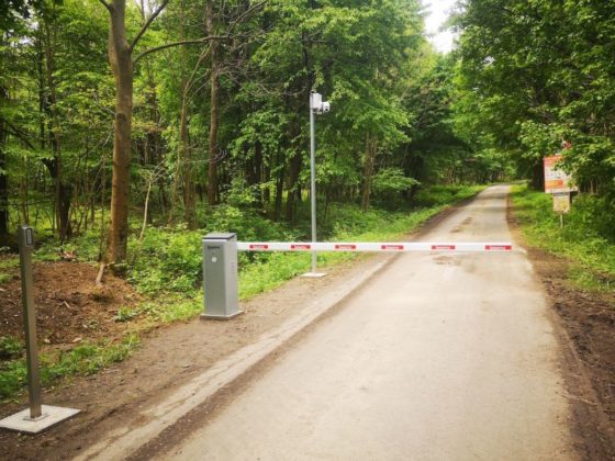 Elektromos sorompó a Nagyoroszi felől a Pénzásási-nyeregre vezető úton (Fotó: Ipoly Erdő Zrt. | Facebook)