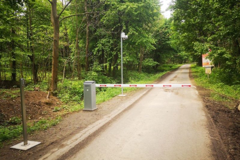 Elektromos sorompó a Nagyoroszi felől a Pénzásási-nyeregre vezető úton (Fotó: Ipoly Erdő Zrt. | Facebook)