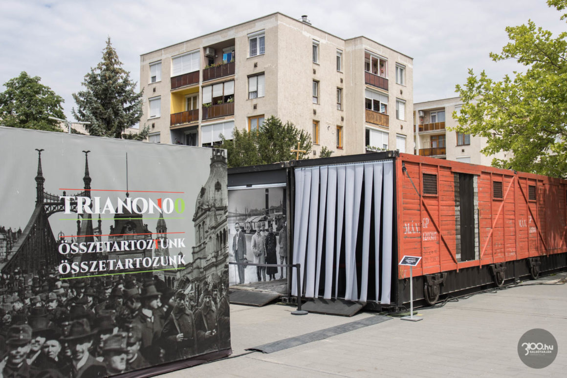 3100.hu Fotó: A salgótarjáni Beszterce téren látható a Trianon 100 utazó kiállítás