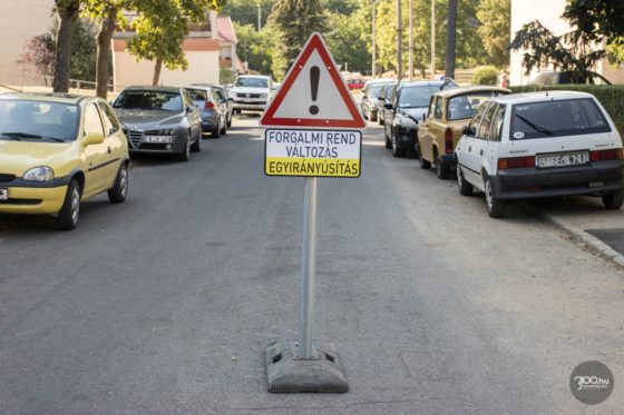3100.hu Fotó: A forgalmi rend változására figyelmeztető tábla a Medves körút és a Sebaji út kereszteződésénél