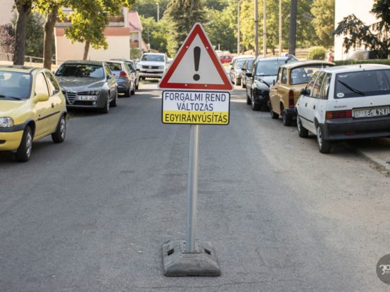 3100.hu Fotó: A forgalmi rend változására figyelmeztető tábla a Medves körút és a Sebaji út kereszteződésénél