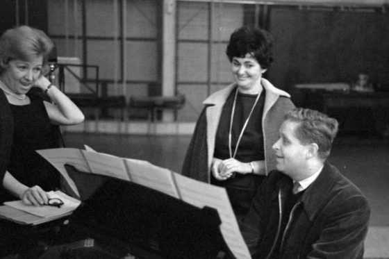A Magyar Rádió stúdiójában Barlay Zsuzsa és Komlóssy Erzsébet operaénekesnők, a zongoránál Seregi László rendező, 1963-ban (Archív fotó: Fortepan / Szalay Zoltán)