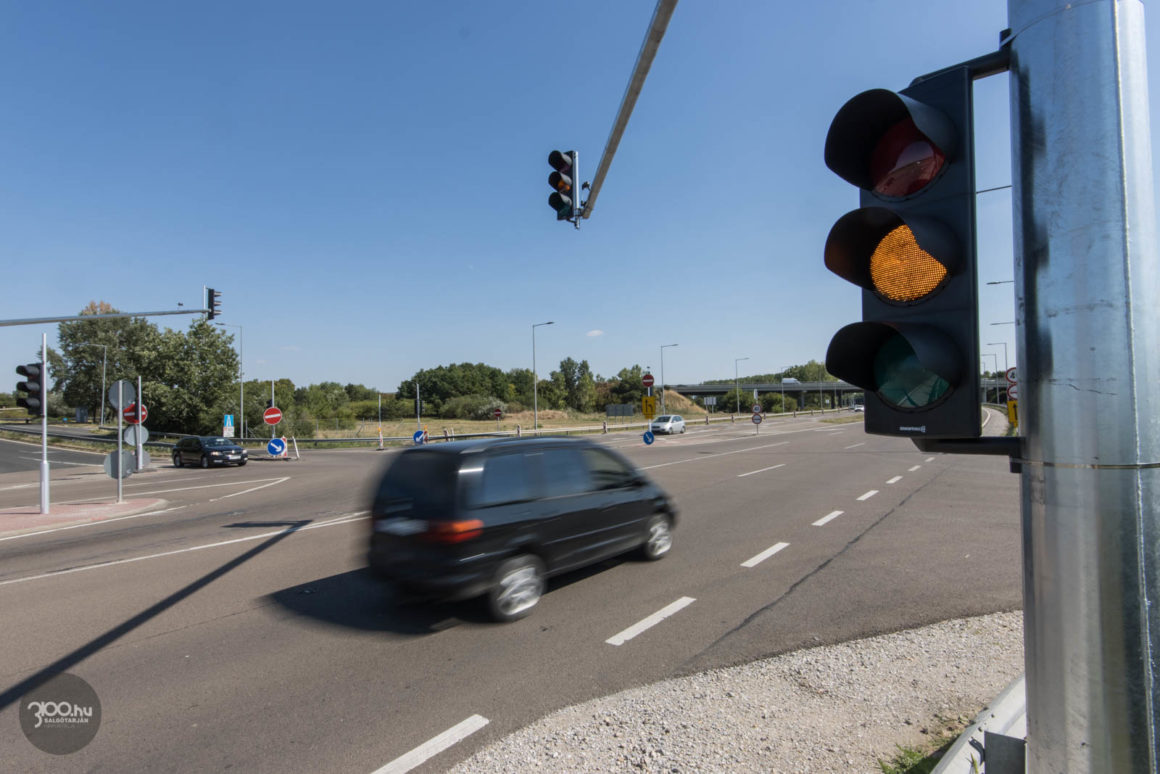 3100.hu Fotó: Az újonnan telepített jelzőlámpa az M3-as autópálya 21-es főúti alcsomópontjainak egyikében, 2022. augusztus 5-én
