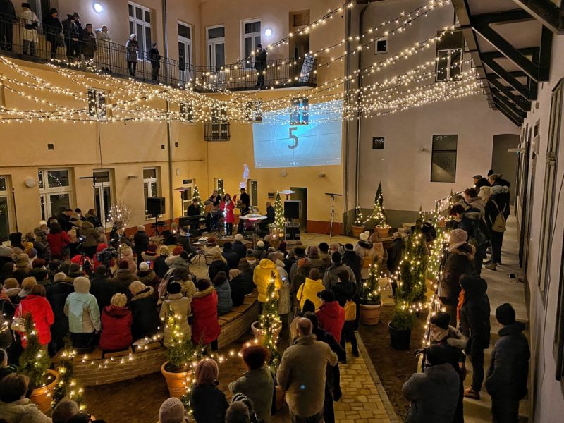 A balassagyarmati Gansel udvart tavaly év végén avatták fel egy karácsonyi koncerttel (Fotó: Balassagyarmat Városháza | Facebook)