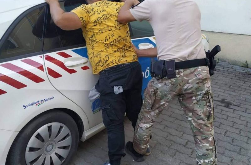 A Szécsényi Rendőrkapitányság munkatársai 2022. augusztus 10-én fogták el az embercsempészéssel gyanúsított szerb állampolgárokat (Fotó: Nógrád Megyei Rendőr-főkapitányság)