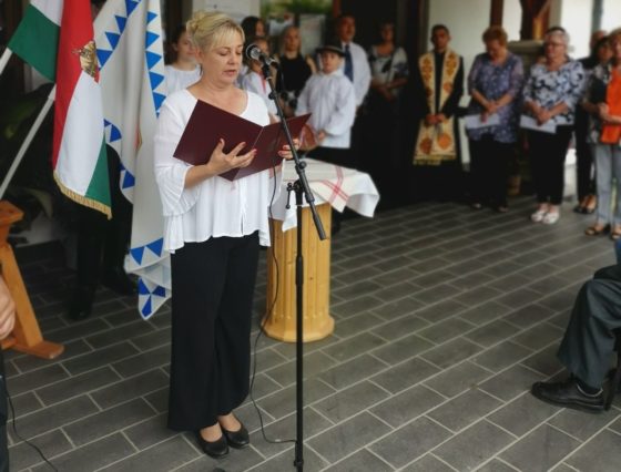 Somoskőújfalu polgármestere, Tábori Anita beszédet mond a Hazatérés Házánál tartott augusztus 20-i ünnepségen (Fotó: Somoskőújfalu Község hivatalos oldala)