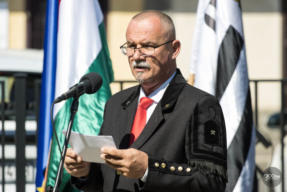 3100.hu Fotó: Fekete Zsolt polgármester beszédet mond a 72. bányásznap megyei ünnepségén