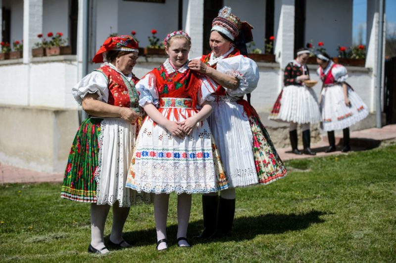 A kazári női népviselet is a Nógrádikum díjjal kitüntetett értékek közé tartozik (3100.hu Fotó: Komka Péter)