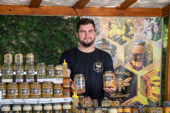 Lehoczki Dávid varsányi méhészetében készíti az édes finomságokat (Fotó: Komka Péter)