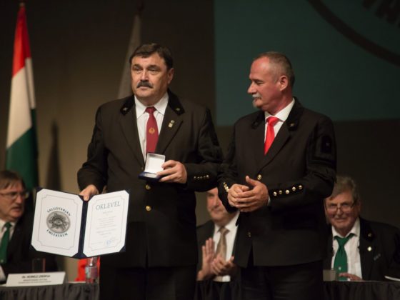 Rabi Ferenc, a BDSZ elnöke Salgótarján Emlékérem elismerést vehetett át Fekete Zsolt polgármestertől (Fotó: Salgótarján Megyei Jogú Város Önkormányzata)