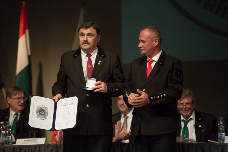 Rabi Ferenc, a BDSZ elnöke Salgótarján Emlékérem elismerést vehetett át Fekete Zsolt polgármestertől (Fotó: Salgótarján Megyei Jogú Város Önkormányzata)