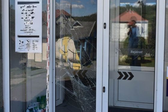 A 22 éves férfi az üvegajtó kitörésével próbált meg elmenekülni a salgótarjáni üzletből. (Fotó: Nógrád Megyei Rendőr-főkapitányság)