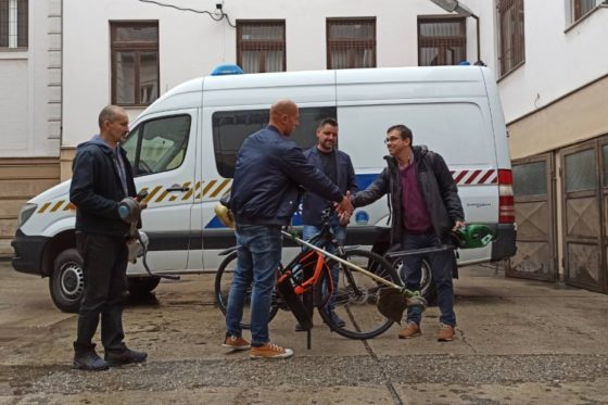 A megkerült értékeket visszaadták a rendőrök a jogos tulajdonosnak (Fotó: Nógrád Megyei Rendőr-főkapitányság)