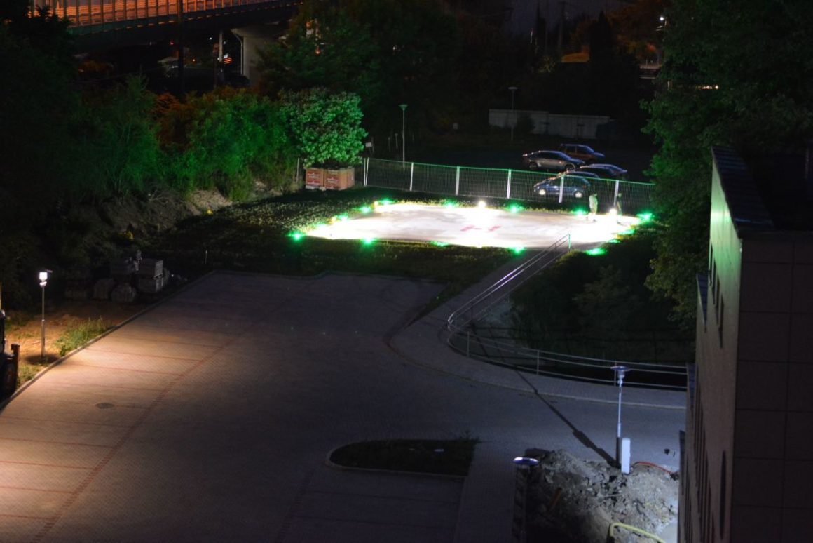 A salgótarjáni Szent Lázár Megyei Kórház helikopter leszállóhelye éjszakai fényekben (Fotó: Szent Lázár Megyei Kórház)