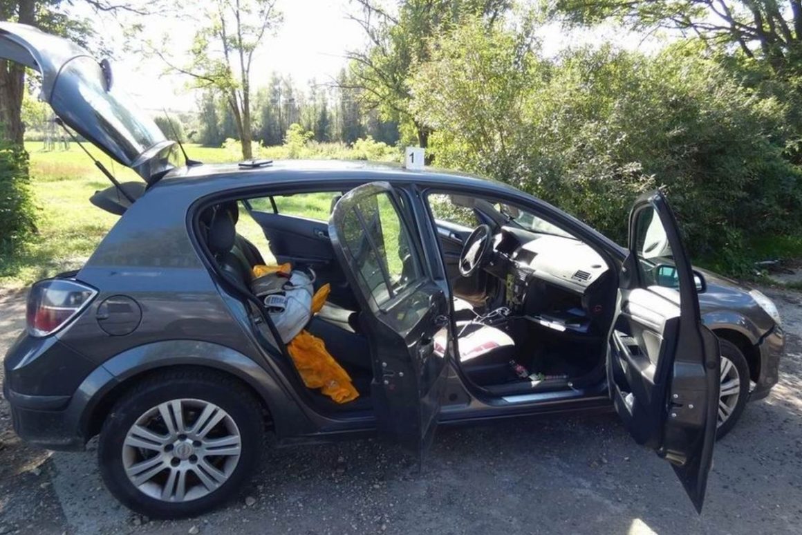 A rendőrök a két csaló által használt autót is átkutatták, majd lefoglalták (Fotó: Nógrád Megyei Rendőr-főkapitányság)