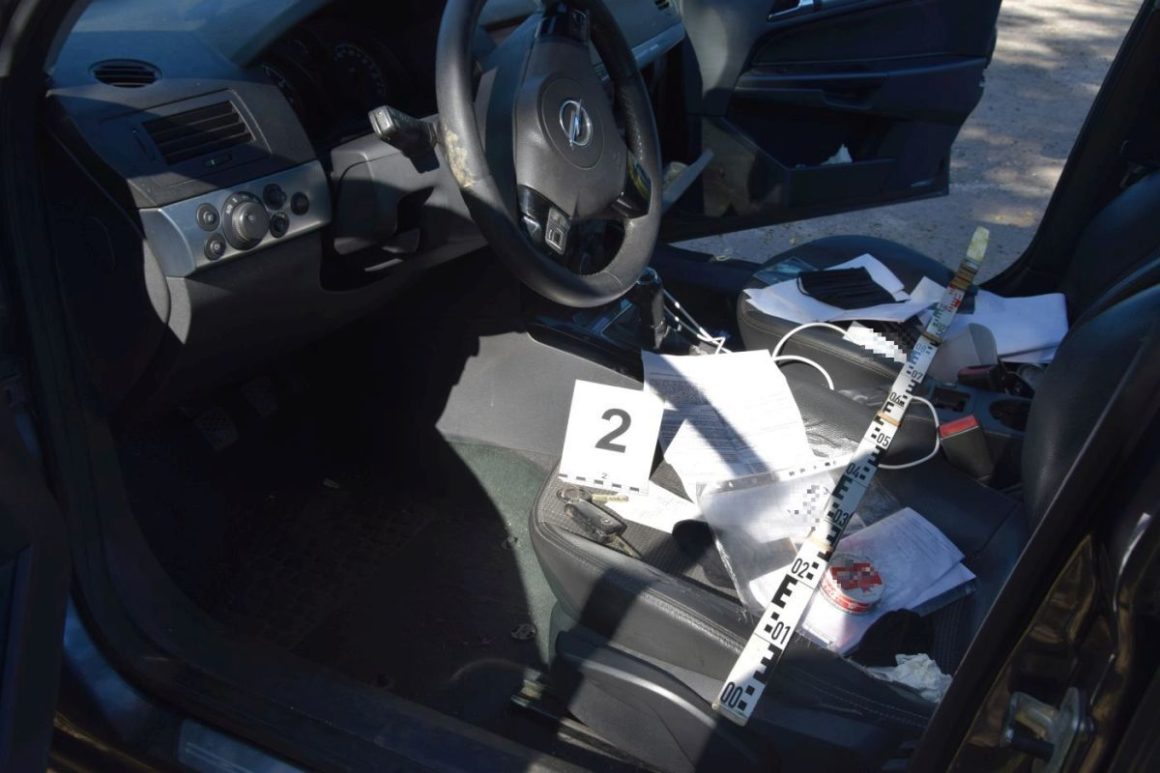 A rendőrök a két csaló által használt autót is átkutatták, majd lefoglalták (Fotó: Nógrád Megyei Rendőr-főkapitányság)