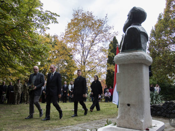 3100.hu Fotó: Az aradi vértanúkra emlékeztek csütörtökö délután a somoskői Váralja Emlékparkban