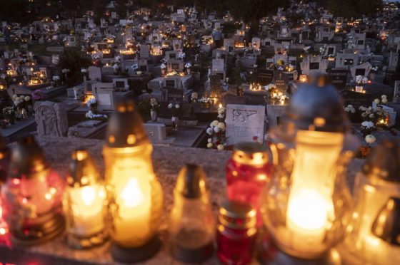 Archív fotó: Mécsesek és virágok a salgótarjáni Bajcsy-Zsilinszky úti temetőben mindenszentek ünnepe és halottak napja előtt 2021. október 31-én (Fotó: MTI/Komka Péter)