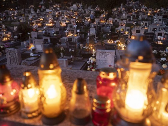Archív fotó: Mécsesek és virágok a salgótarjáni Bajcsy-Zsilinszky úti temetőben mindenszentek ünnepe és halottak napja előtt 2021. október 31-én (Fotó: MTI/Komka Péter)