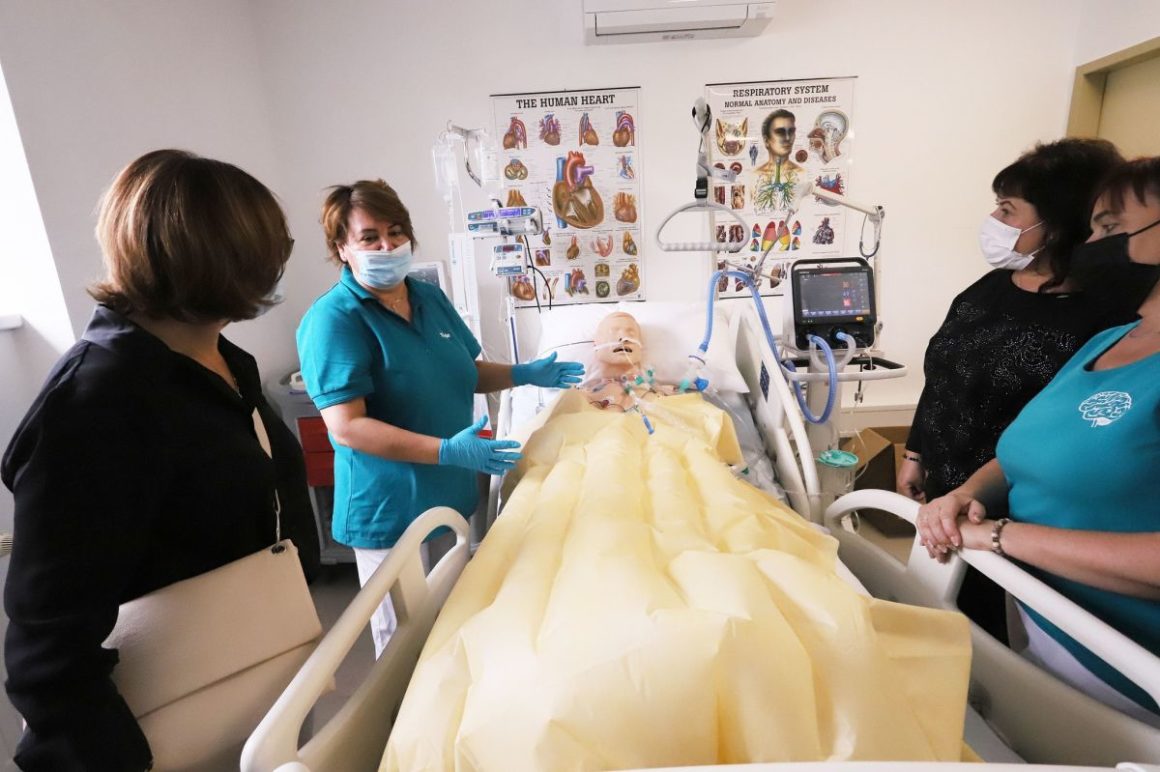 A szakmai napon bemutatták a Szent Lázár Megyei Kórházban működő skill labort (Fotó: Szent Lázár Megyei Kórház | Facebook)