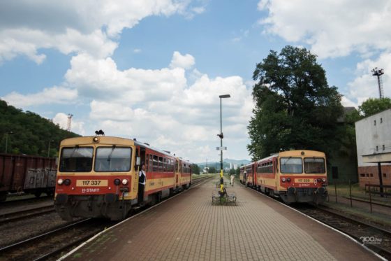 3100.hu Fotó: Motorvonatok a Hatvan-Somoskőújfalu vasútvonal megyeszékhelyi külső pályaudvarán