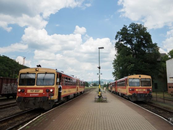 3100.hu Fotó: Motorvonatok a Hatvan-Somoskőújfalu vasútvonal megyeszékhelyi külső pályaudvarán