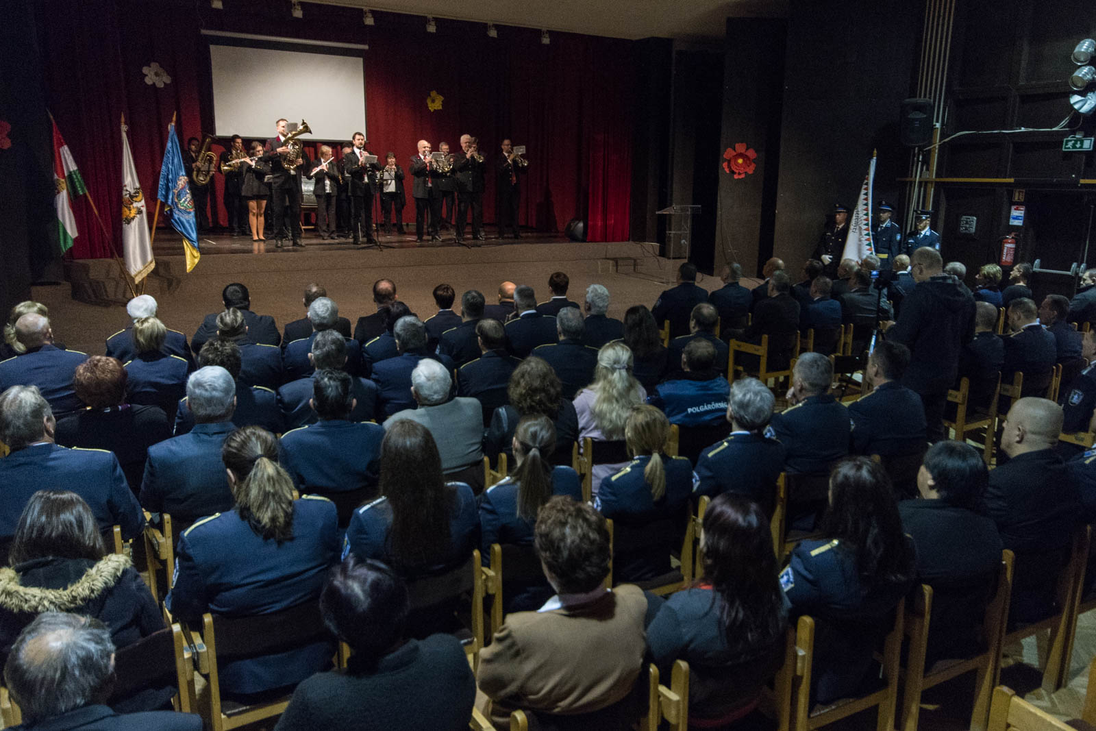 3100.hu Fotó: A Salgótarjáni Bányász-Kohász Fúvószenekar előadása a Bátonyterenyei Rendőrkapitányság fennállásának 30. évfordulója alkalmából rendezett ünnepségen, 2022. november 3-án.