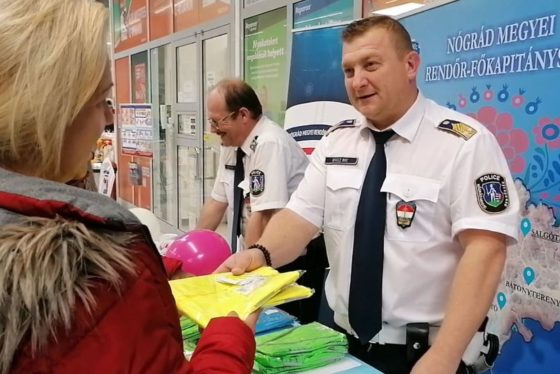 Láthatósági eszközök százait osztották ki a rendőrök Salgótarjánban, a 2022-es Light Friday alkalmából (Fotó: Nógrád Megyei Rendőr-főkapitányság)