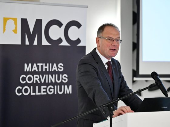 Navracsics Tibor területfejlesztési miniszter előadást tart Új feladatok, új megoldások címmel a Mathias Corvinus Collegium (MCC) rendezvénysorozatának hetedik állomásán, Székesfehérváron 2022. november 10-én. (Fotó: MTI/Vasvári Tamás)