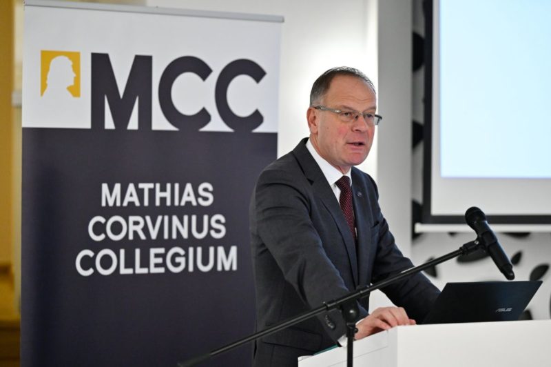 Navracsics Tibor területfejlesztési miniszter előadást tart Új feladatok, új megoldások címmel a Mathias Corvinus Collegium (MCC) rendezvénysorozatának hetedik állomásán, Székesfehérváron 2022. november 10-én. (Fotó: MTI/Vasvári Tamás)