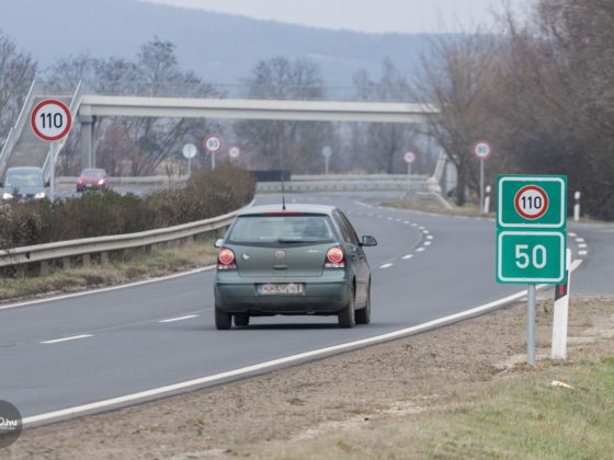 3100.hu Fotó: Egyes kilométerszelvény-táblákra a megengedett sebesség jelölése is felkerült