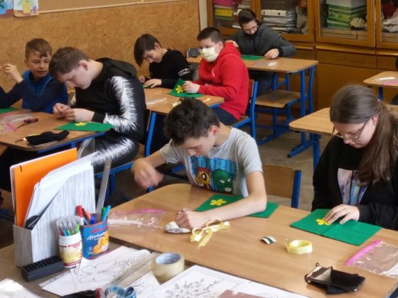 Diákok a a Nógrád Megyei Kereskedelmi és Iparkamara „Rendhagyó technika órák” elnevezésű sorozatának egyik állomásán. (Fotó: Nógrád Megyei Kereskedelmi és Iparkamara)
