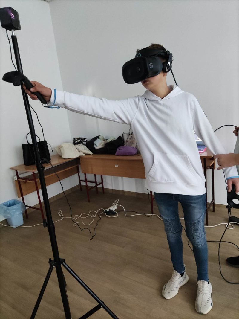 A diákok VR szemüveg és a hozzá tartozó eszközök segítségével próbálhattak ki nyolc szakmát (Fotó: Nógrád Megyei Kereskedelmi és Iparkamara)