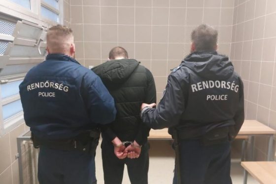 A Salgótarjánban elfogott, embercsempészéssel gyanúsított férfit őrizetbe vették a rendőrök (Fotó: Nógrád Megyei Rendőr-főkapitányság)