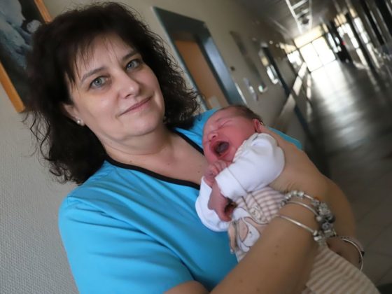 Lehoczki Éva szülésznő 2023 első Nógrád vármegyei babájával, Hannával (Fotó: Szent Lázár Vármegyei Kórház | Facebook)