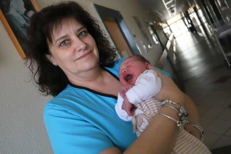 Lehoczki Éva szülésznő 2023 első Nógrád vármegyei babájával, Hannával (Fotó: Szent Lázár Vármegyei Kórház | Facebook)