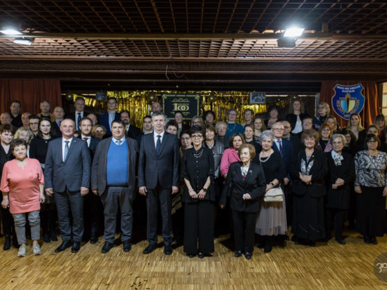 3100.hu Fotó: Fekete Zsolt polgármester (b2), Becsó Zsolt országgyűlési képviselő (b3), Simon Tibor, a Salgótarjáni Tankerületi Központ igazgatója (b4), Szluka Pálné, a Salgótarjáni Madách Imre Gimnázium igazgatója (b5), valamint az iskola egykori és jelenlegi igazgatói, illetve pedagógusai az iskola fennállásának századik évfordulóját ünneplő eseményen, 2023. január 24-én.