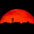 Archív fotó: A lemenő Nap látszik a Karancs csúcsán található Ruzsik-kilátó mögött 2018. augusztus 22-én (Fotó: MTI/Komka Péter)