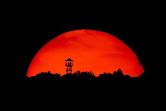 Archív fotó: A lemenő Nap látszik a Karancs csúcsán található Ruzsik-kilátó mögött 2018. augusztus 22-én (Fotó: MTI/Komka Péter)