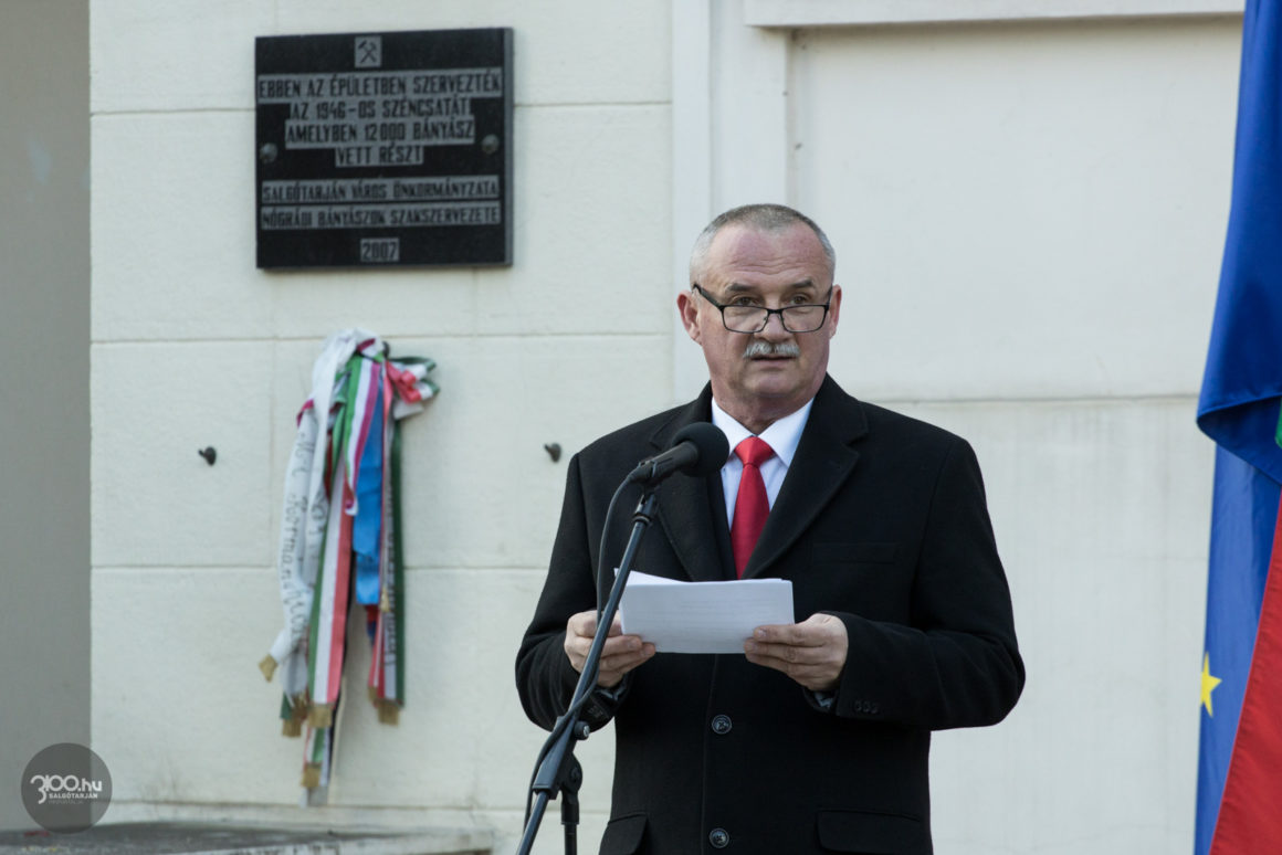 3100.hu Fotó: Fekete Zsolt polgármester beszédet mond a 77 évvel ezelőtti széncsatára emlékező eseményen