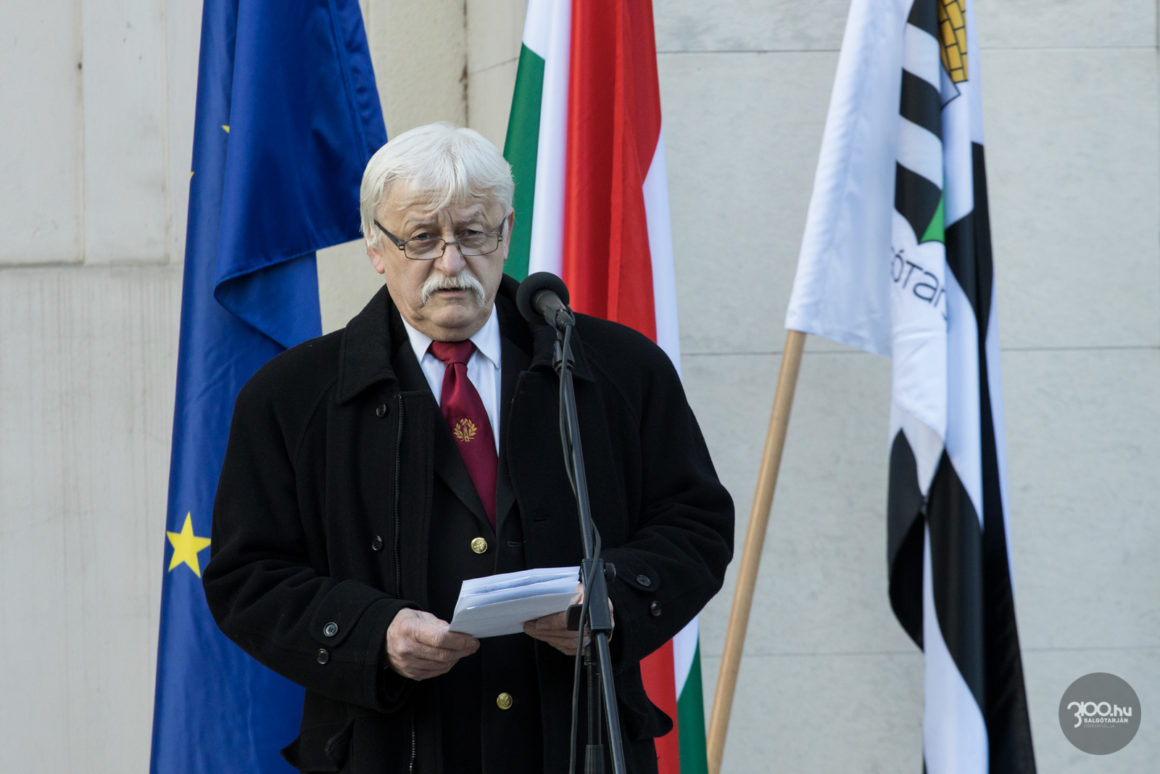 3100.hu Fotó: Dobor István szakszervezeti elnök beszédet mond a 77 évvel ezelőtti széncsatára emlékező eseményen