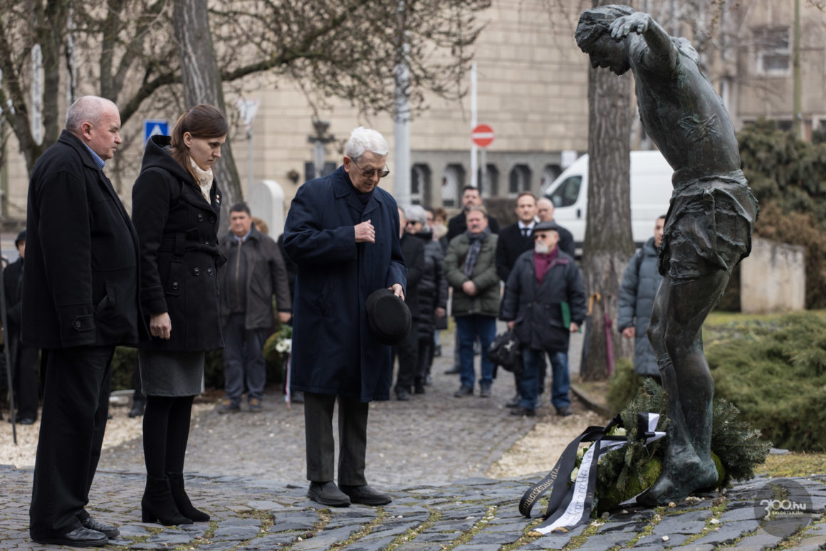 3100.hu Fotó: A POFOSZ Nógrád Megyei Szervezetének tagjai koszorút helyeznek el a kommunizmus áldozataira emlékező városi esemény részeként, a December 8. téren