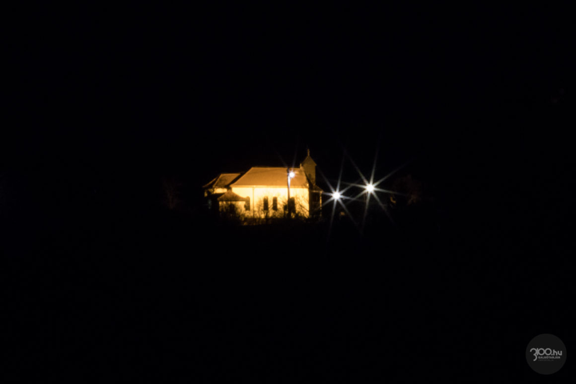 3100.hu Fotó: Késő esti felvételen a rónafaui kápolna Zagyvarónáról nézve