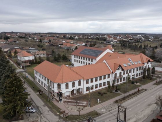 A drónnal készült képen a megújult Hunyadi Mátyás Általános Iskola Varsányban az avatás napján, 2023. február 20-án. (Fotó: MTI/Komka Péter)