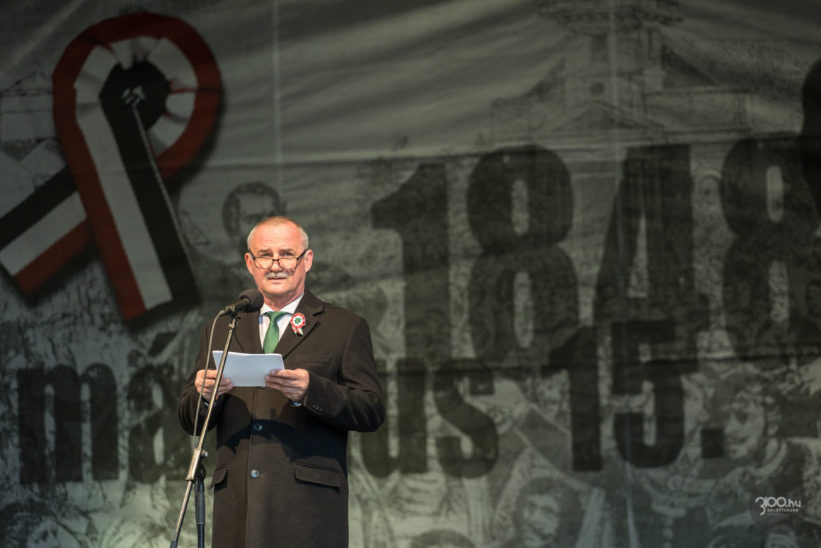3100.hu Fotó: Fekete Zsolt polgármester ünnepi beszédet mond a forradalom és szabadságharc 175. évfordulója alkalmából a salgótarjáni Múzeum téren tartott városi ünnepségen